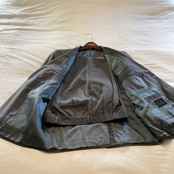 JOS. A. Bank signature collection grey suit. - Picture 2 of 6